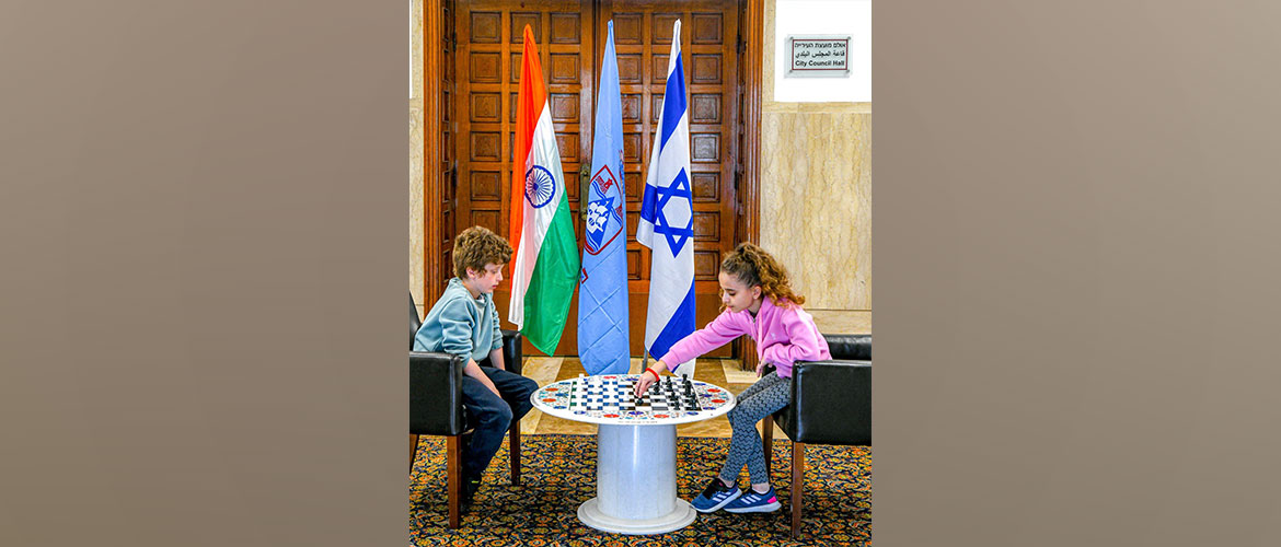 Embassy gifted a marble chess table, handcrafted by the artisans of Agra, Uttar Pradesh, India, to the Haifa municipality.