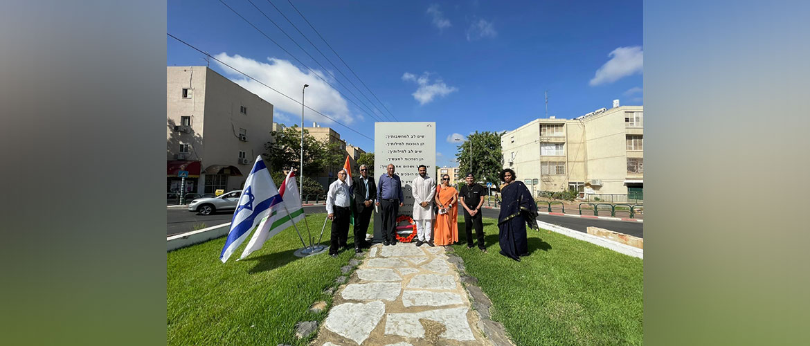  On the occasion of Gandhi Jayanti, DCM Rajiv Bodwade paid homage to Bapu at Mahatma Gandhi circle in KiryatGat in a ceremony attended by Mayor of Kiryat Gat Municipality and prominent community members & embassy officials.