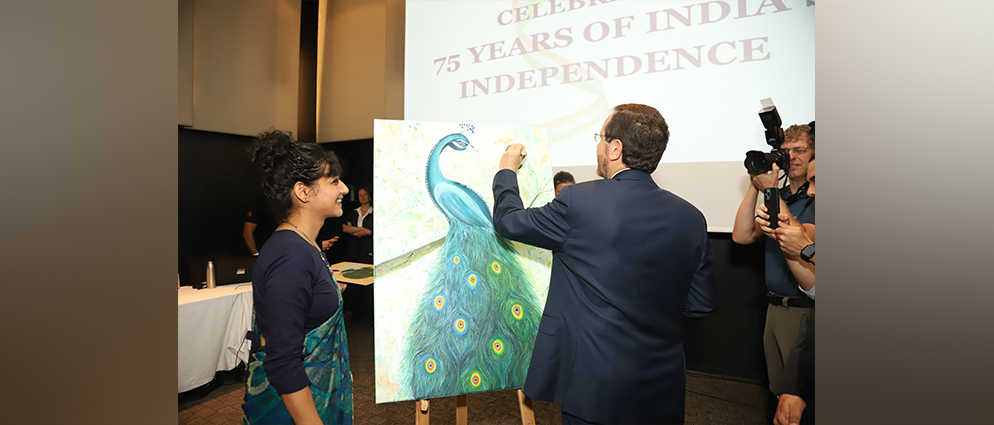  President of Israel H.E. Mr. Isaac Herzog & Ambassador Sanjeev Singla gave final strokes to a painting by artist Ms. Akanksha Rastogi, marking the completion of 75 years of Independence of India.